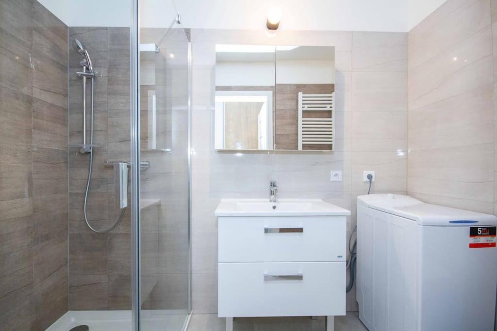 Apartment In Bratislava With Free Parking Bagian luar foto